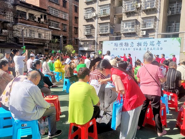 禁毒社工在社区宣传禁毒知识.jpg
