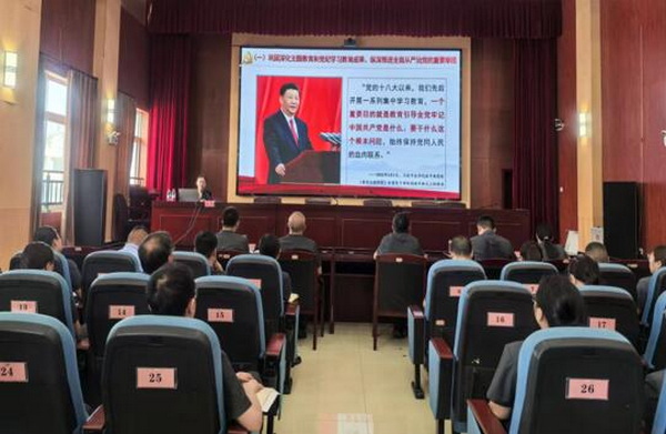 讲党课.jpg